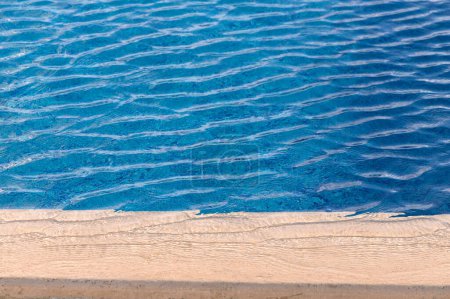 Oberfläche des blauen Schwimmbeckens, Hintergrund des Wassers im Schwimmbecken. 6