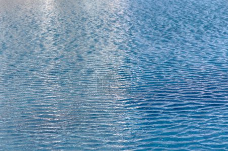 Schöne Sonnenreflexe des Wassers im Pool. Blaues Wasser. Hintergrund. Reines Wasser.