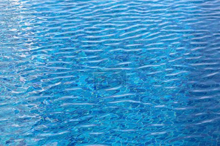 Schöne Sonnenreflexe des Wassers im Pool. Blaues Wasser. Hintergrund. Reines Wasser1