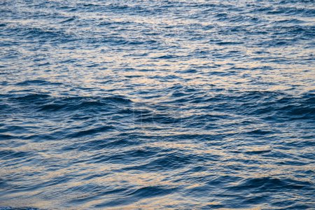 Téléchargez les photos : Crash vagues mousse dans la mer Méditerranée - en image libre de droit