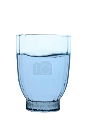 Foto de Verter agua en un vaso sobre un camino de recorte de fondo blanco - Imagen libre de derechos