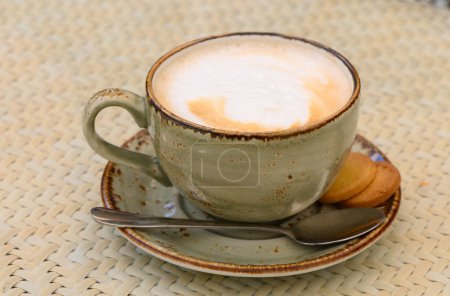 Tasse de café latte et cuillère sur comptoir gris 4
