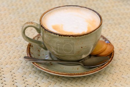 Tasse de café latte et cuillère sur comptoir gris 1