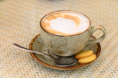 cappuccino chaud avec mousse sur une table dans un café 1