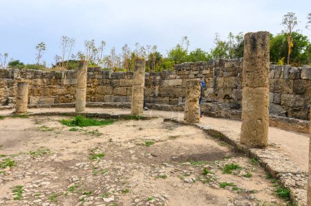 alte Säulen der Salamis Ruinen, antike Stadt Nordzypern und blauer Himmel 2