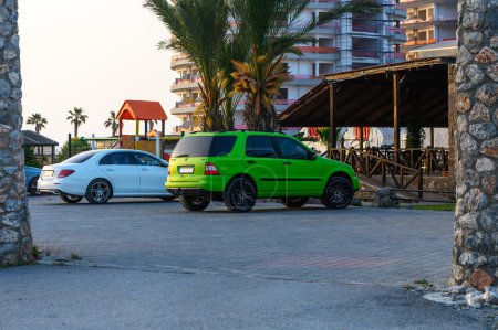 Téléchargez les photos : Gaziveren Chypre 04.24.2024 vert Mercedes ML dans le parking 1 - en image libre de droit
