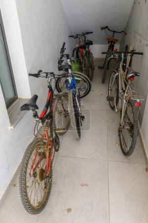 À l'intérieur du garage à vélos d'un immeuble