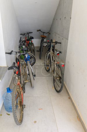 escalier vélo garage entrepôt bureau ou un immeuble d'appartements immeuble résidentiel ou maison multifamiliale