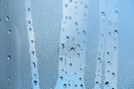 La condensación sobre el cristal de ventana en el tiempo helado invernal. Fondo en forma de pequeñas gotas en el vidrio. 3.