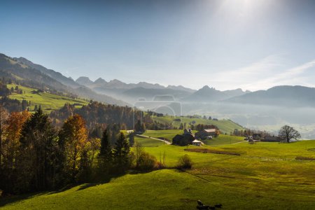 Foto de Paisaje de montaña en Toggenburg suizo con vistas a Churfirsten, Canton St. Gallen, Suiza - Imagen libre de derechos