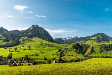 Foto de Paisaje en Toggenburg con prados verdes, pastos y granjas dispersas cerca de Nesslau, Canton St. Gallen, Suiza - Imagen libre de derechos