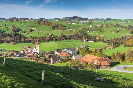 Typische Hügellandschaft im Appenzellerland mit Dörfern, grünen Wiesen und Weiden. Haslen, Kanton Appenzell Innerrhoden, Schweiz