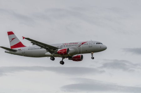 Téléchargez les photos : Zurich, Suisse - 2 mai 2017. Avion de passagers Airbus A320-216 d'Austrian Airlines en approche de l'aéroport de Zurich - en image libre de droit