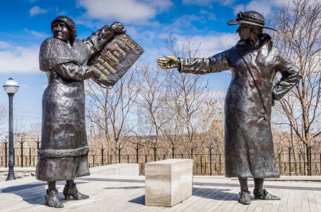 Foto de Ottawa, Ontario, Canada - April 8, 2013. Women are Persons Monument on Parliament Hill - Imagen libre de derechos