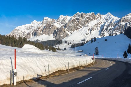 Foto de Mountain road in the Swiss Alps with scenic view of the Alpstein massif and Saentis summit in winter, Toggenburg region, Canton Sankt Gallen, Switzerland - Imagen libre de derechos