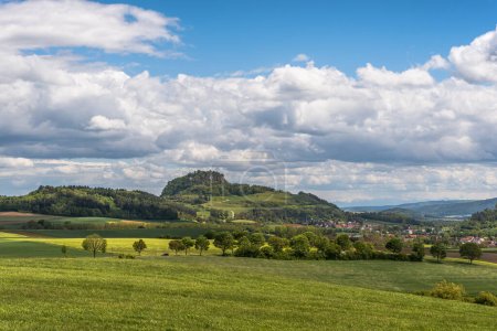 Foto de Hegau landscape with view to the Hohentwiel, an extinct volcano in the district of Konstanz in Southern Germany, Hilzingen, Baden-Wuerttemberg, Germany - Imagen libre de derechos