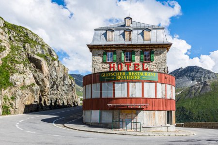Téléchargez les photos : Obergoms, Valais, Suisse - 30 juillet 2019. Hôtel légendaire abandonné sur le col de Furka près du glacier du Rhône dans les Alpes suisses - en image libre de droit