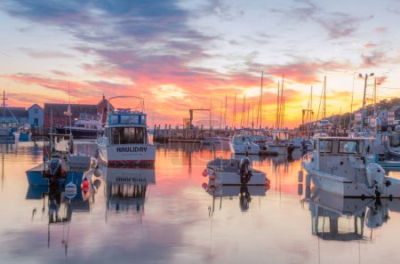 Téléchargez les photos : Rockport, Massachusetts, États-Unis - 16 août 2013. Bateaux de pêche dans le port de Rockport au lever du soleil, célèbre cabane de pêche rouge Motif numéro 1 en arrière-plan - en image libre de droit