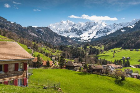 Foto de Vista al monte nevado. Saentis en las montañas Alpstein, Ennetbuehl, Cantón Sankt Gallen, Suiza - Imagen libre de derechos