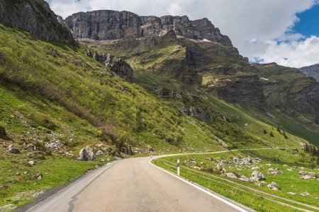 Téléchargez les photos : Klausenpass route de montagne reliant les cantons Uri et Glarus dans les Alpes suisses, Spiringen, Canton Uri, Suisse - en image libre de droit