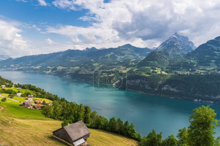 Foto de Vista del lago Walensee en los Alpes Suizos, Amden, Cantón Sankt Gallen, Suiza - Imagen libre de derechos