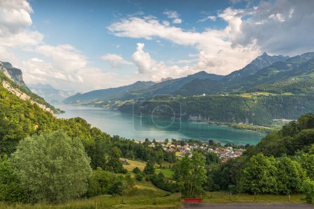 Foto de Vista panorámica del lago Walensee en los Alpes suizos, Weesen, Cantón Sankt Gallen, Suiza - Imagen libre de derechos