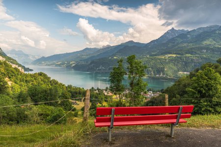Foto de Banco con vista al lago Walensee, Weesen, Cantón Sankt Gallen, Suiza - Imagen libre de derechos