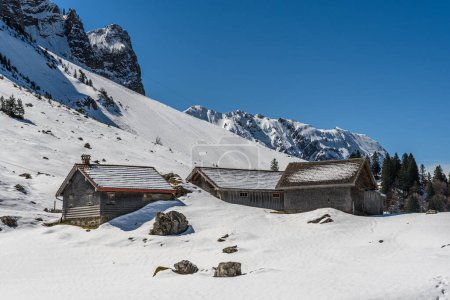 Téléchargez les photos : Cabanes en bois dans la neige dans les Alpes Appenzell, Schwaegalp, Appenzell Ausserrhoden, Suisse - en image libre de droit