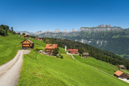 Foto de Granjas en Flumserberg, vista hacia Churfirsten con Chaeserrugg, Canton St. Gallen, Suiza - Imagen libre de derechos