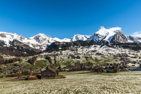 Foto de Vista de Wildhaus y las montañas Alpstein nevadas con Saentis y Wildhuser Schafberg, Wildhaus, Toggenburg, Canton Sankt Gallen, Suiza - Imagen libre de derechos