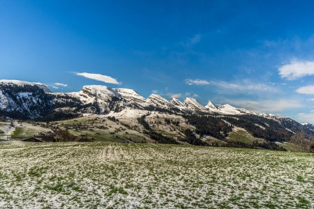 Foto de Vista sobre un prado a las nevadas montañas Churfirsten en los Alpes Suizos, Toggenburg, Wildhaus, Canton St. Gallen, Suiza - Imagen libre de derechos