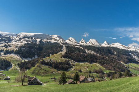Foto de Vista de las nevadas montañas Churfirsten en los Alpes suizos, Toggenburg, Wildhaus-Alt St Johann, Canton St. Gallen, Suiza - Imagen libre de derechos