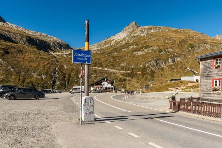 Foto de Andermatt, Cantón de Uri, Suiza - 26 de septiembre de 2023. Carretera sobre la cima del Oberalp Pass, un paso de montaña entre los cantones de Graubuenden y Uri en los Alpes suizos - Imagen libre de derechos