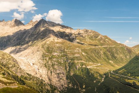 Téléchargez les photos : Paysage montagneux avec passage routier dans les Alpes suisses. Une route de montagne sinueuse avec des virages en épingle à cheveux mène au col de Furka, Obergoms, canton du Valais, Suisse - en image libre de droit