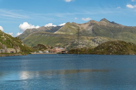Téléchargez les photos : Obergoms, canton du Valais, Suisse - 19 août 2023. Paysage montagneux avec lac Totensee au col du Grimsel, un col de montagne en Suisse qui relie l'Oberland bernois au canton du Valais - en image libre de droit