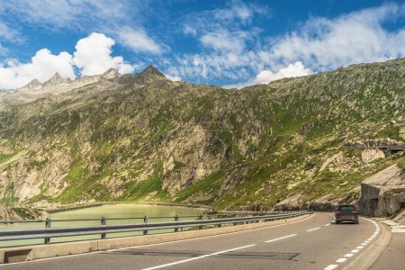 Téléchargez les photos : Une voiture roule sur la route du col du Grimsel, à gauche sur le lac du Grimselsee, Guttannen, Oberland bernois, canton de Berne, Suisse - en image libre de droit