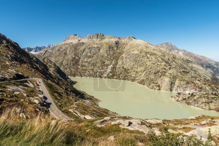 Foto de Grimsel Pass Road con vista al lago Grimselsee, un embalse en los Alpes berneses, Guttannen, Bernese Oberland, Cantón de Berna, Suiza - Imagen libre de derechos