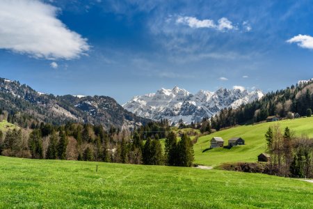 Vue sur les Saentis enneigés dans les montagnes d'Alpstein, Ennetbuehl, canton de Sankt Gallen, Suisse