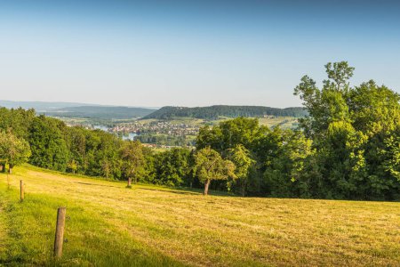 Blick von einem Hügel bei Klingenzell auf die Stadt Stein am Rhein, Kanton Thurgau, Schweiz