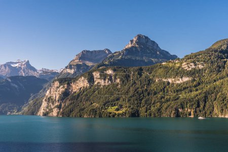 Pintoresco paisaje de montaña en el lago de Lucerna, Cantón de Schwyz, Suiza
