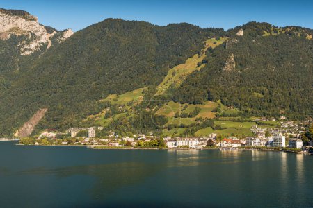 Vista sobre el lago de Lucerna al pueblo de Brunnen, Cantón de Schwyz, Suiza