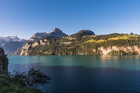 Pintoresco paisaje de montaña en el lago de Lucerna, Cantón de Schwyz, Suiza