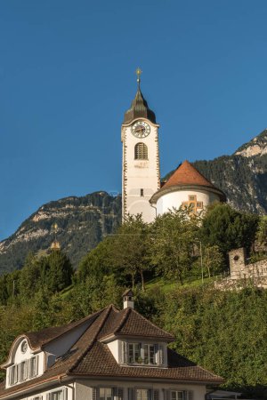 Iglesia parroquial católica en Fluelen, en el lago de Lucerna, Cantón de Uri, Suiza