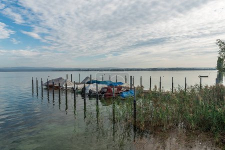 Barcos amarrados en embarcadero en el lago Constanza, Berlingen, Cantón de Thurgau, Suiza
