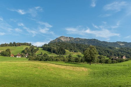 Téléchargez les photos : Paysage avec fermes et prairies, vue sur Rigi, Kuessnacht, Canton de Schwyz, Suisse - en image libre de droit