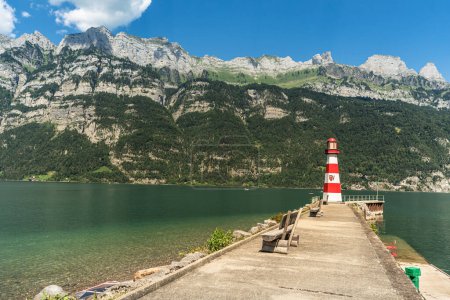 Téléchargez les photos : Masse et phare au lac Walen (Walensee) avec vue sur le Churfirsten, Unterterzen, canton de Saint-Gall, Suisse - en image libre de droit