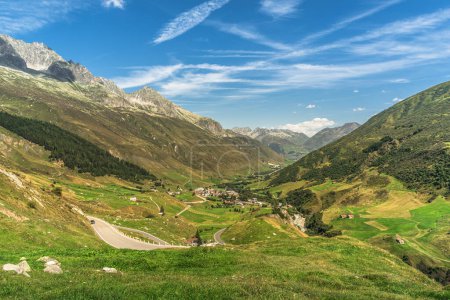 Alpine Landschaft am Furkapass, Blick auf das Dorf Realp, Kanton Uri, Schweiz