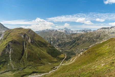 Blick vom Furkapass ins Rhonetal, im Hintergrund die Serpentinen der Grimselpassstraße, Obergoms, Kanton Wallis, Schweiz