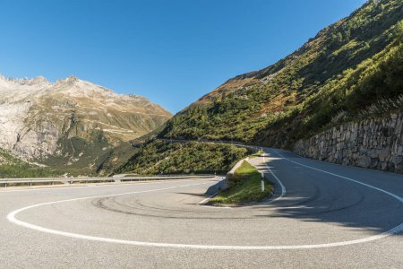 Foto de Curva de horquilla en la carretera Furka Pass, Obergoms, Cantón de Valais, Suiza - Imagen libre de derechos