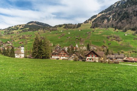 Foto de Pueblo en el Valle de Toggenburg, Nesslau-Stein, Cantón de St. Gallen, Suiza - Imagen libre de derechos